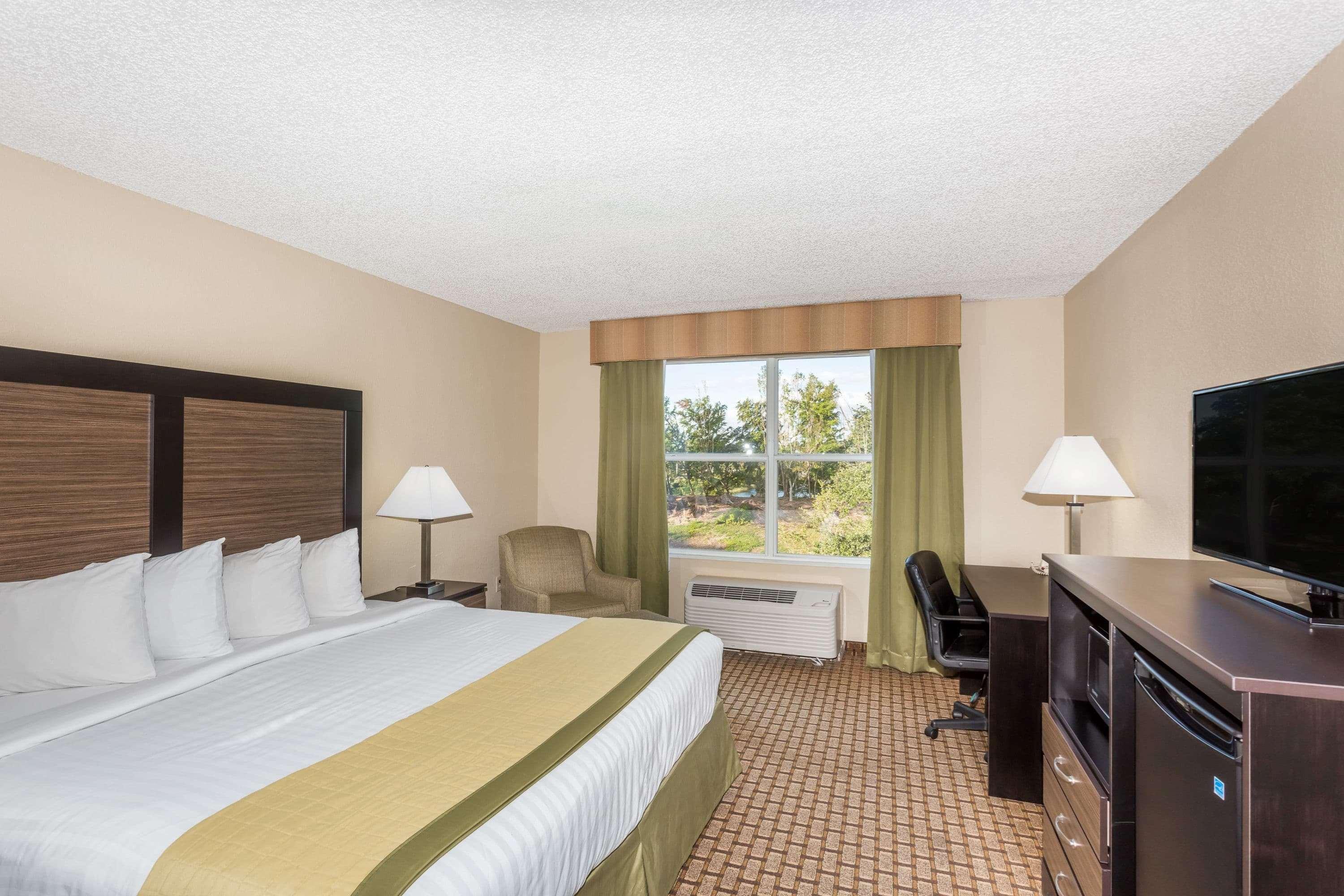 Baymont By Wyndham Fort Myers Airport Hotel Bagian luar foto