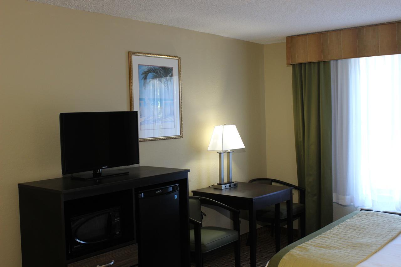 Baymont By Wyndham Fort Myers Airport Hotel Bagian luar foto