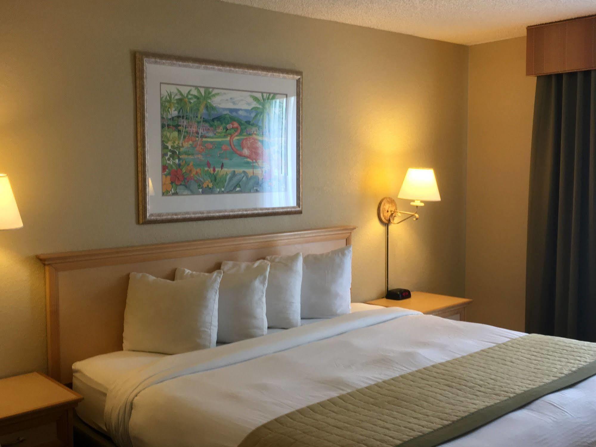 Baymont By Wyndham Fort Myers Airport Hotel Bagian luar foto